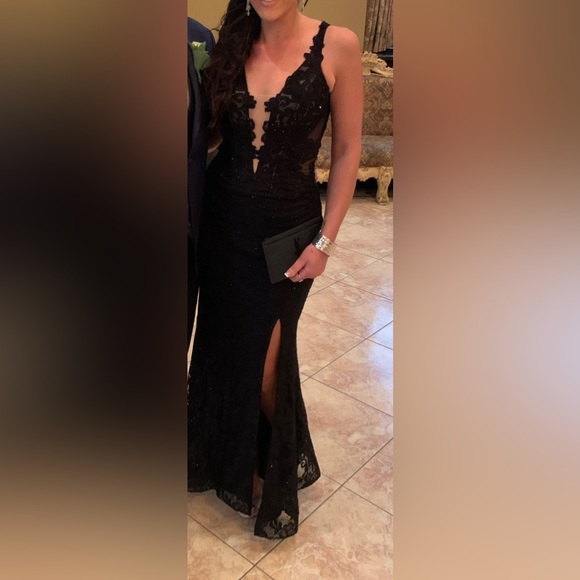 La Femme Sparkle Lace Plunge Neck Gown
BLACK, Size 6
Item: #6170000 - Picture 2 of 3